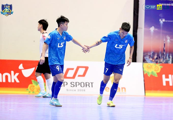 Thái Sơn Bắc thắng dễ Hà Nội để bám đuổi đội đầu bảng