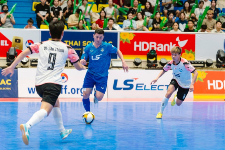 Thái Sơn Bắc (áo xanh) vẫn đang nỗ lực để chiếm lấy vị trí đầu bảng từ Thái Sơn Nam TP.HCM